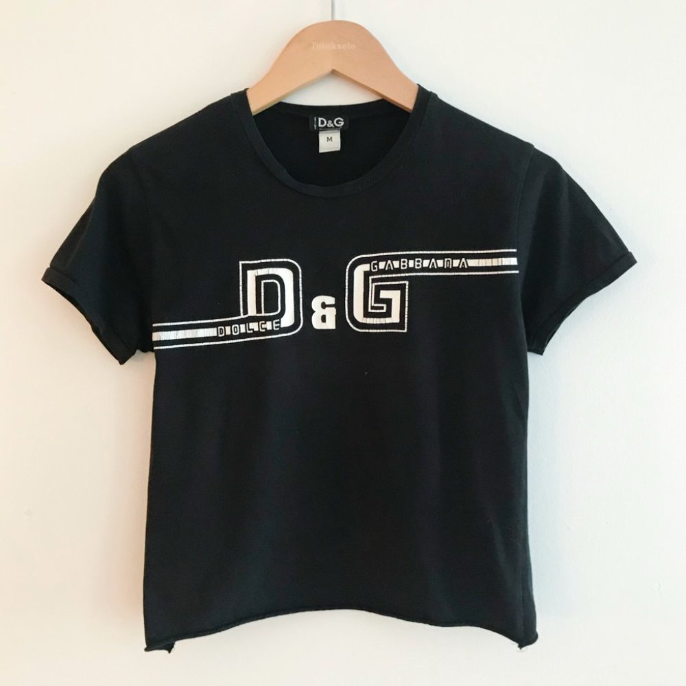 VINTAGE D&G T-SHIRT SIZE M - CROPPED W/ NO BOTTOM SEAM. SIZE M.